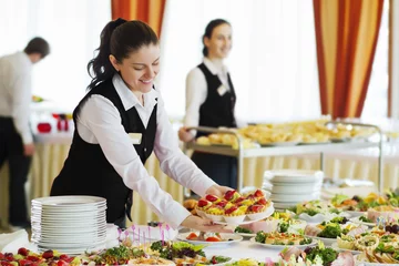 Foto op Plexiglas Restaurant serveerster serveertafel met eten © Petinovs