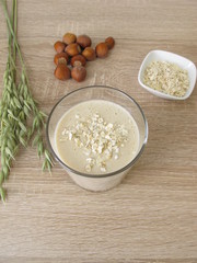 Selbst gemachter Protein Shake mit Haselnussmehl und Hafer