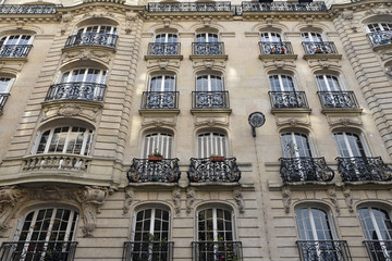 Obraz premium Immeuble haussmannien à Paris, France