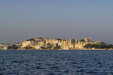 Fototapeta premium Stunning panoramic view of the ancient City Palace complex in Udaipur, India, from Lake Pichola