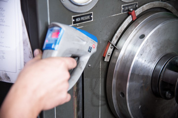 measurement of the moment of injection at the stand for the diagnosis and adjustment of...