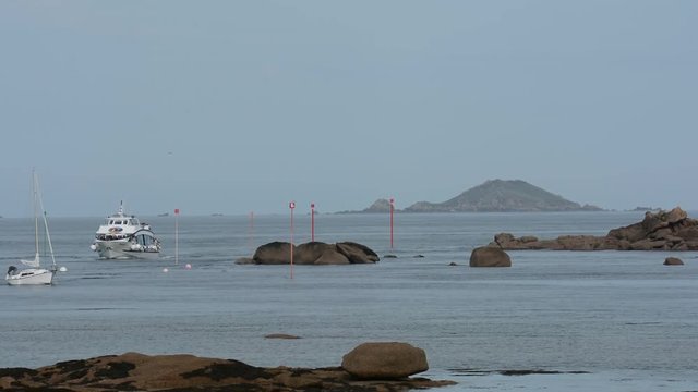 La vedette des sept &icirc;les qui rentre au port de Ploumanach en Bretagne