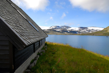 Norwegian mountain cabin by the lake - 177389423