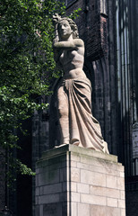 Stone statue of a brave woman