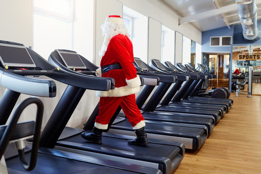 Santa Claus in the gym doing exercises.