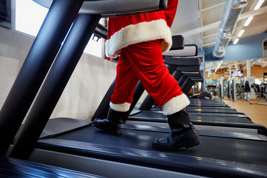 Santa Claus in the gym doing exercises.