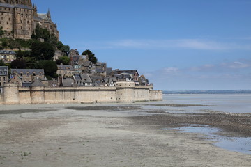 Remparts et commerces: Mont St Michel.