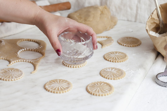 Making pattern on the cookies with glass