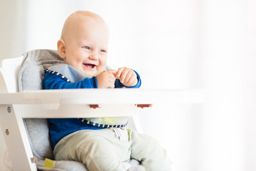 Baby boy eating with BLW method, baby led weaning - 177401070