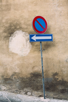 Directional arrow sign on residential street, Tuscany, Italy