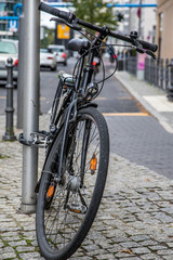 Fototapeta na wymiar Radfahren in der Großstadt: Rad an Fahrradkette vor Radweg