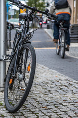 Fototapeta na wymiar Fahrrad parkt, Radfahrer fährt