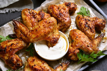 Fried chicken wings with white sauce