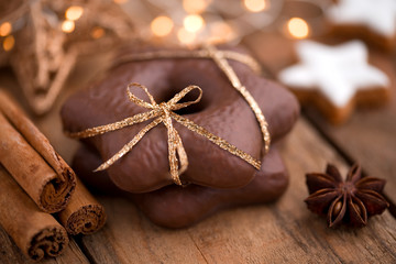 Weihnachtliches Stillleben mit Schokoladen-Lebkuchen