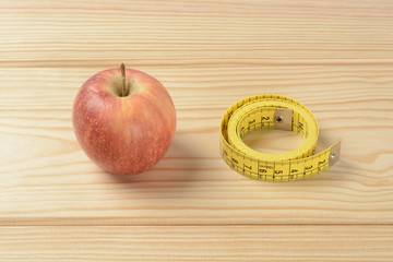 Cinta métrica de sastre y manzana roja