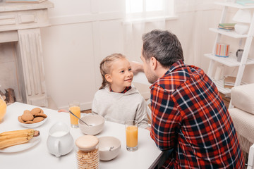 Obraz na płótnie Canvas father and daughter having breakfast