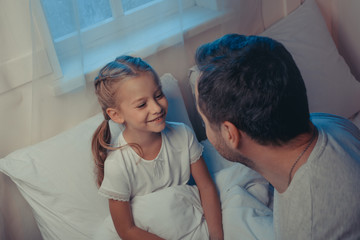 Obraz premium father and daughter at bedtime