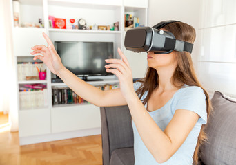 Fototapeta na wymiar virtual reality device woman home