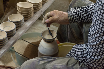 The technician draw pattern to a cup