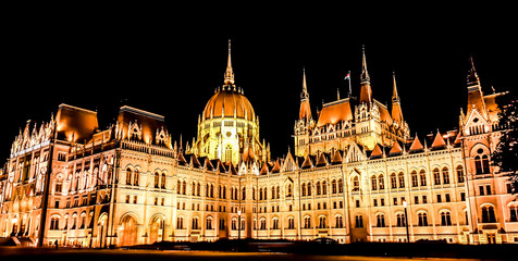 Obraz premium Hungarian Parliament in Budapest at night