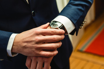 Часы на руке мужчины