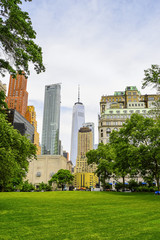 Obraz premium View of financial district in New York city in a cloudy day from a public park