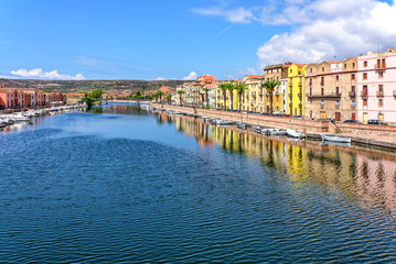 Temo Bosa Stadt Fluss