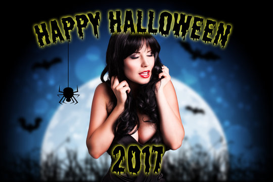 attraktive schwarzhaarige Frau vor Halloween-Hintergrund