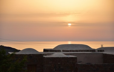 Fototapeta na wymiar Il sole tramonta sui dammusi, isola di Pantelleria IT
