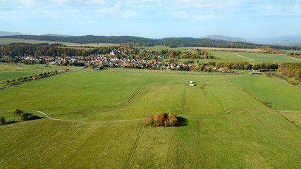 Thüringen, Luftbild von Langenhain, Kalkberg, Hörselberg im Hintergrund
