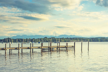 Fototapeta premium Hölzerner Steg im Starnberger See