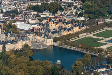 Fototapeta premium Vue aérienne du château de Fontainebleau en France où Napoléon abdiqua