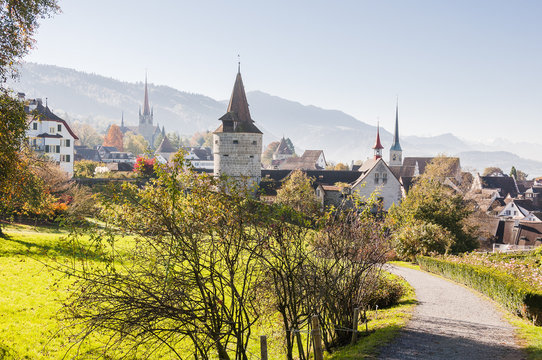 Stadt Zug, Zug, Stadt, Altstadt, Stadtmauer, Kapuzinerturm, St. Oswald, St. Michael, Kirche, Altstadth&auml;user, Spazierweg, Herbst, Schweiz