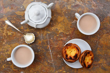 Conceived with the morning coffee and cakes (Pasteis de nata, typical pastry from Portugal) on...