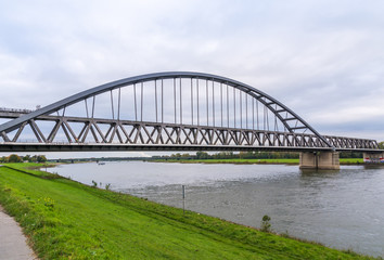 Fototapeta na wymiar Bahnbrücke - Düsseldorf Hamm