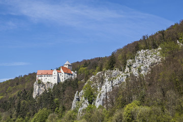 Fototapeta na wymiar Felsige Landschaft mit einem Schloss