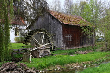 Alte Scheune mit Wasserrad