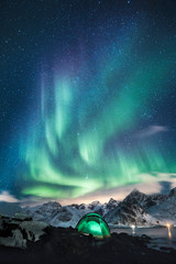 Schlafen unter den Sternen Polarlicher in Norwegen, Nordlichter auf Lofoten