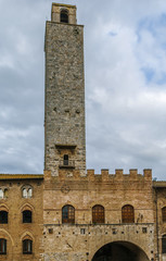 Fototapeta premium Tower and gate in San Gimignano, Italy