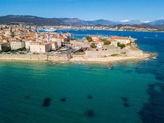 Vista aerea di Ajaccio, Corsica, Francia. L’area portuale ed il centro città visti dal mare....