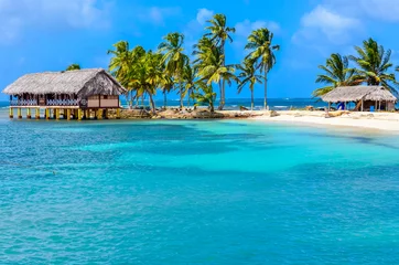 Fototapeten Schöner einsamer Strand in der karibischen Insel San Blas, Kuna Yala, Panama. Türkisfarbenes tropisches Meer, paradiesisches Reiseziel, Mittelamerika © Simon Dannhauer