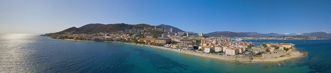 Fototapeta na wymiar Vista aerea di Ajaccio, Corsica, Francia. L’area portuale ed il centro città visti dal mare. Porto barche e case