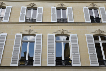 Immeuble &agrave; persiennes blanches &agrave; Paris, France