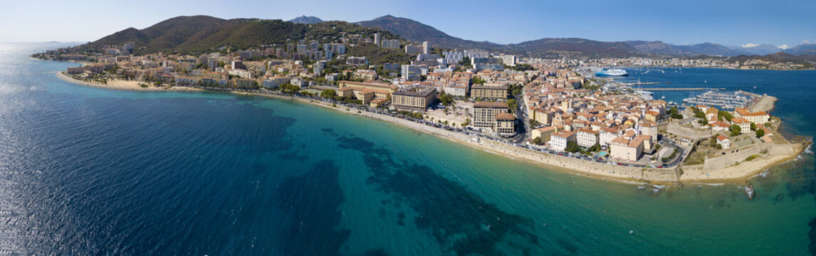 Vista aerea di Ajaccio, Corsica, Francia. L’area portuale ed il centro città visti dal mare. Porto barche e case