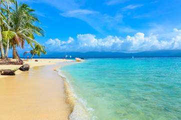 Beautiful lonely beach in caribbean San Blas island, Kuna Yala, Panama. Turquoise tropical Sea, paradise travel destination, Central America - obrazy, fototapety, plakaty