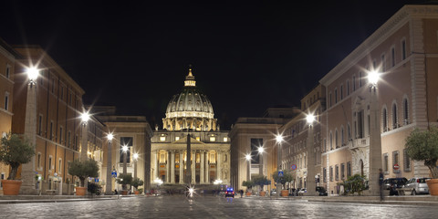Fototapeta na wymiar San Pedro del Vaticano de noche