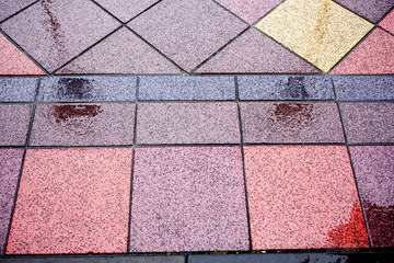 suelo de baldosas de colores mojado por la lluvia