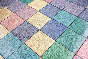 suelo de baldosas de multiples colores