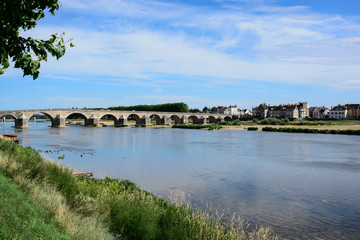 Fototapeta na wymiar Vieux pont de Gien