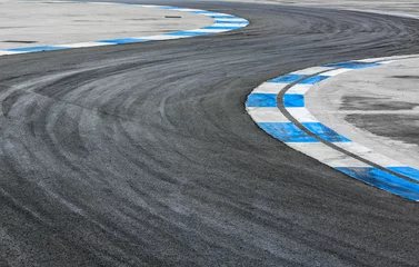 Foto op Plexiglas Motor racebaan. Draaiende asfaltweg met markeringslijnen op het internationale circuit. © Kalyakan